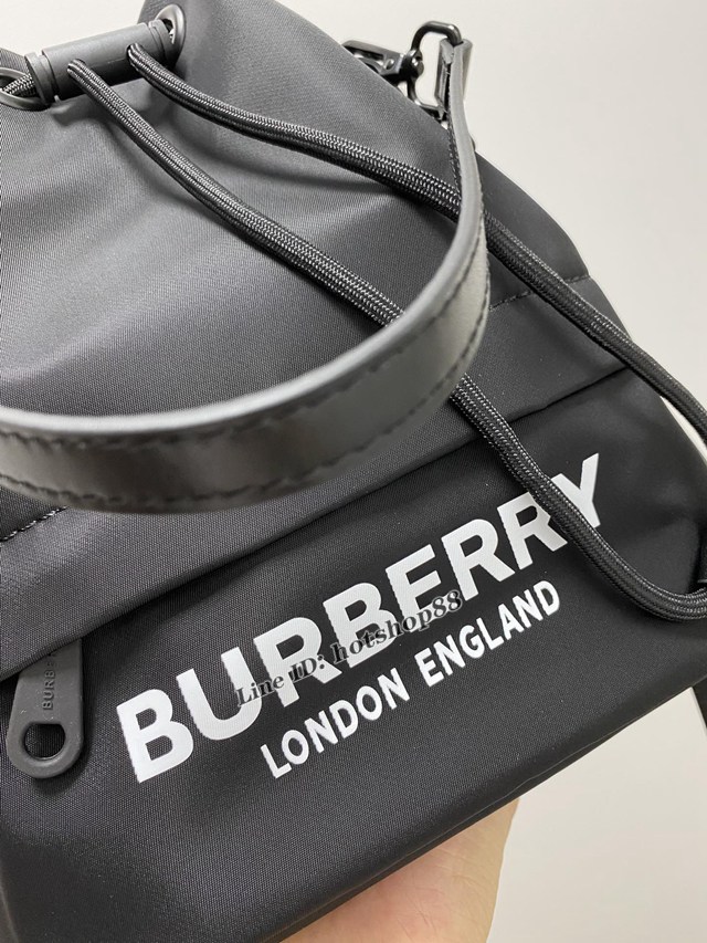 Burberry專櫃新款皮肩帶收納小水桶包 巴寶莉經典休閒肩背女包 yxb1436